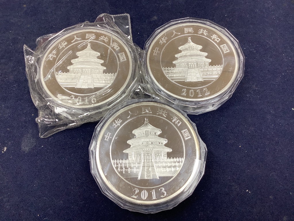 A large quantity of replica coins, probably in base metal